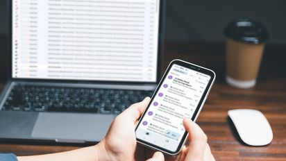 Algunos smartphones vienen con asistentes virtuales que pueden traducir conversaciones en tiempo real, como Siri en iPhones o Google Assistant en Android.