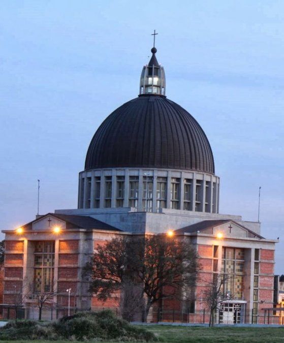 En Buenos Aires San Nicolás, Santuario de la Virgen del Rosario, construido frente al río y que constituye una de las postales más imponentes de la ciudad