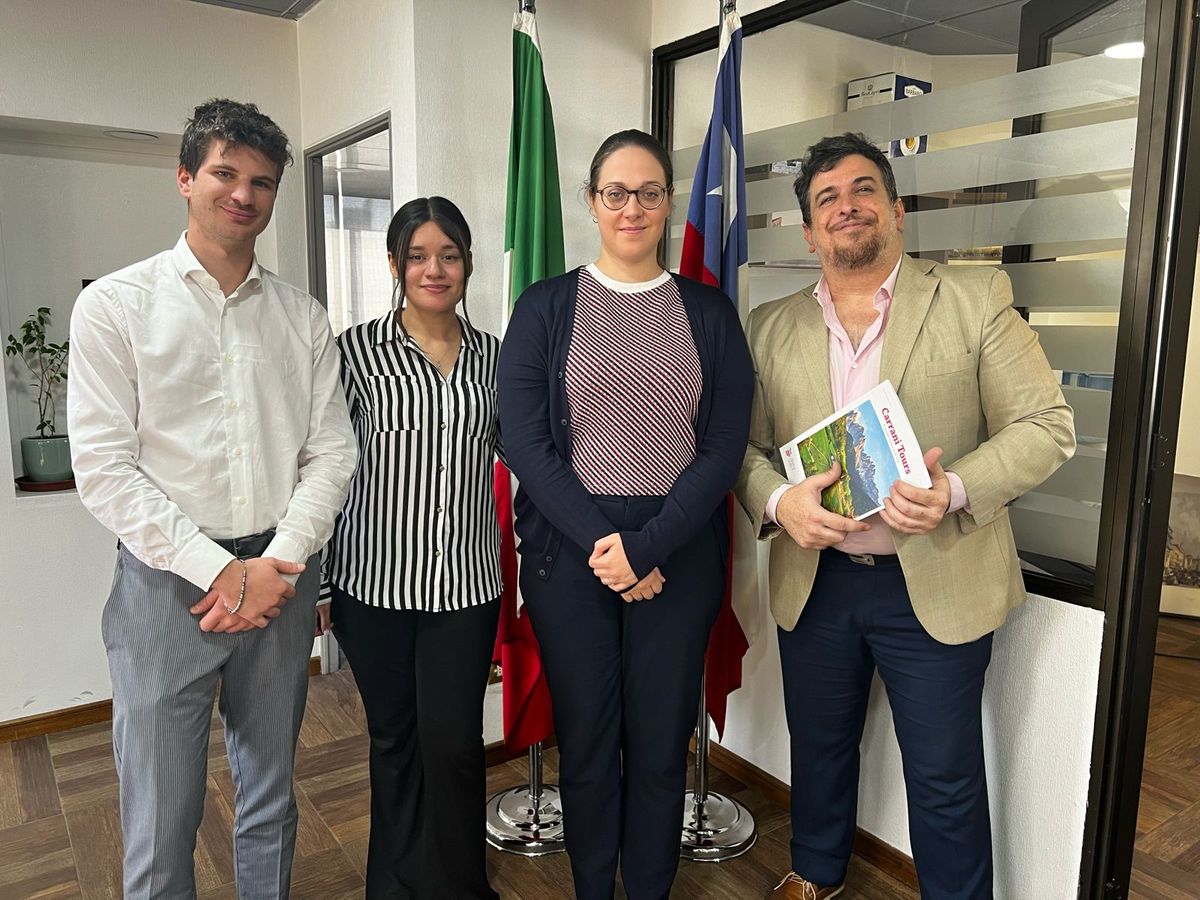Diego Ayala, de Carrani Tours, junto con la vice secretaria de la Cámara de Comercio de Italia en Chile, Francesca Ragazzini, y parte del equipo administrativo.