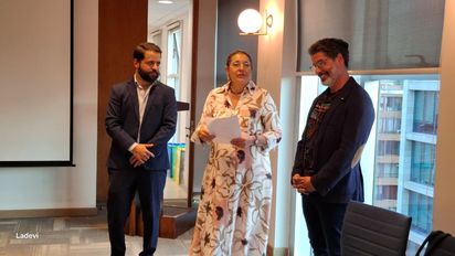 &nbsp;Santiago Benites, la embajadora de Ecuador, Lotty Andrade Abdo y Francisco Pérez-Bannen de R3Viajar en lanzamiento de viajes grupales a Galápagos.