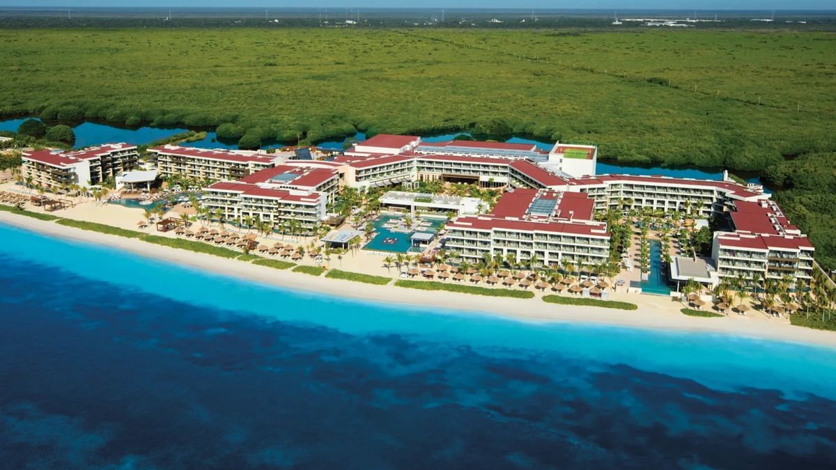Breathless Riviera Cancún Resort & Spa, de Hyatt Inclusive Collection, ofrece diez restaurantes, nueve bares y ambiente exclusivo solo adultos.
