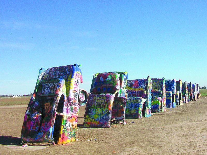 Instalación a la vera de la 66, en medio del desierto: el Cadillac Ranch.