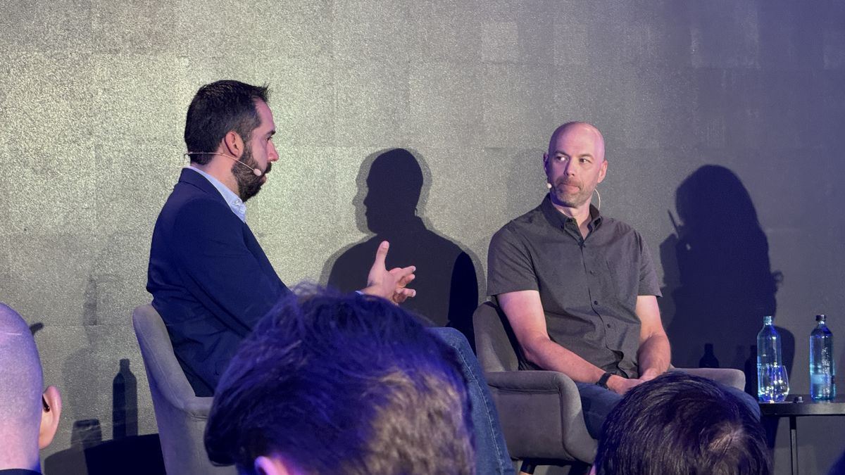 Adrián López, head of AI, corporate de Flight Centre Travel Group, y Rib Francis, SVO & CTO de booking.com, en Phocuswright Europe 2024.