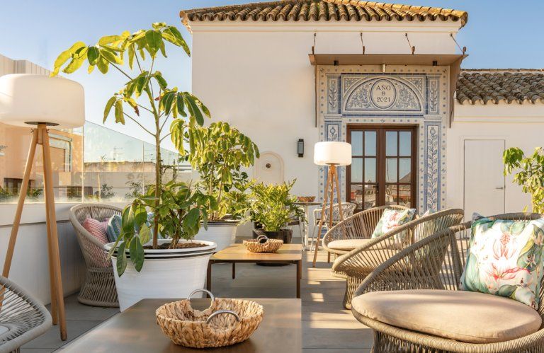 El proyecto de interiorismo, diseñado por Cidon Interior Design & Contract, hace un guiño constante a Sevilla con elementos únicos, combinados con toques más actuales y vanguardistas, que dotan al hotel de un estilo fresco y acogedor.