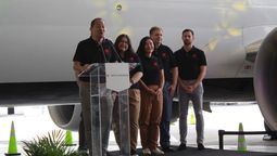 Autoridades de Air Canada en la presentación del nuevo avión Air Canada Rouge 737 MAX en Ciudad de México.