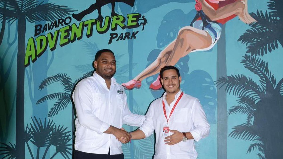 Paul Ruiz, gerentegeneral de CHECK IN, junto a Héctor Ureña, director de Bávaro Adventure Park. - Ladevi Medios y Soluciones Paul Ruiz, gerentegeneral de CHECK IN, junto a Héctor Ureña, director de Bávaro Adventure Park.