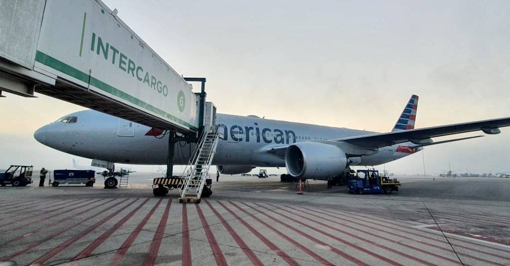 Llegada del primer vuelo de la nueva normalidad de American Airlines a Ezeiza.