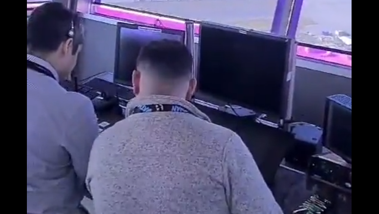 Registro difundido este lunes muestra a los profesionales trabajando con monitores y equipos apagados en la torre de control del Aeropuerto de Santiago
