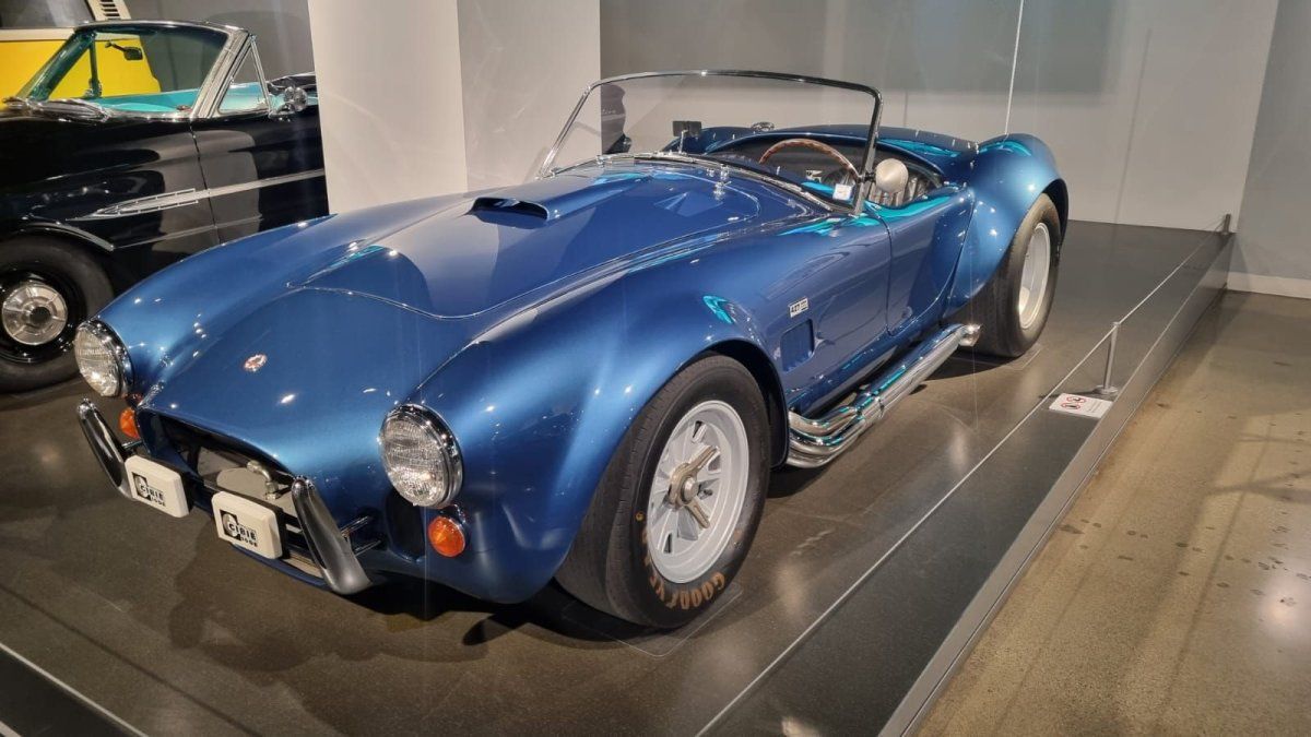 El Petersen Automotive Museum es un museo automovilístico situado en el Wilshire Boulevard, en el barrio Miracle Mile de Los Ángeles.