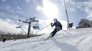 El esquí es una de las actividades de invierno imperdibles en Canadá.