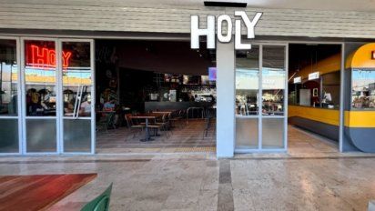 El grupo que creó Café Martínez entró alnegocio en las hamburguesas. La nueva apuesta gastronómica se llama Holy y elprimer local abrió semanas atrás en el Centro Comercial de Nordelta.