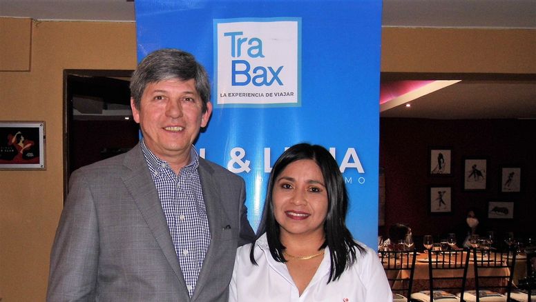 Félix Zerdán, director comercial de TraBax Turismo y; Paola Toapanta, gerenta general de Sol & Luna.