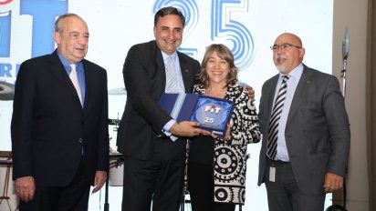 Durante la gala por el 25 aniversario de la Feria Internacional de Turismo de América Latina (FIT) Claudia González, directora de Ladevi Medios y Soluciones, recibe la distinción por haber participado en todas las ediciones como expositores de manos de Gustavo Hani, presidente de Faevyt, También estuvieron en el estrado Mario Ijelman, vicepresidente de Faevyt; y Gonzalo Yrurtia, director de Ladevi. Durante la gala por el 25 aniversario de la Feria Internacional de Turismo de América Latina (FIT) Claudia González, directora de Ladevi Medios y Soluciones, recibe la distinción por haber participado en todas las ediciones como expositores de manos de Gustavo Hani, presidente de Faevyt, También estuvieron en el estrado Mario Ijelman, vicepresidente de Faevyt; y Gonzalo Yrurtia, director de Ladevi.