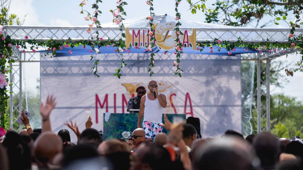 La celebración de Crop Over se extiende durante varias semanas de julio y agosto en Barbados, integrando a comunidades locales y visitantes en una propuesta de turismo cultural.