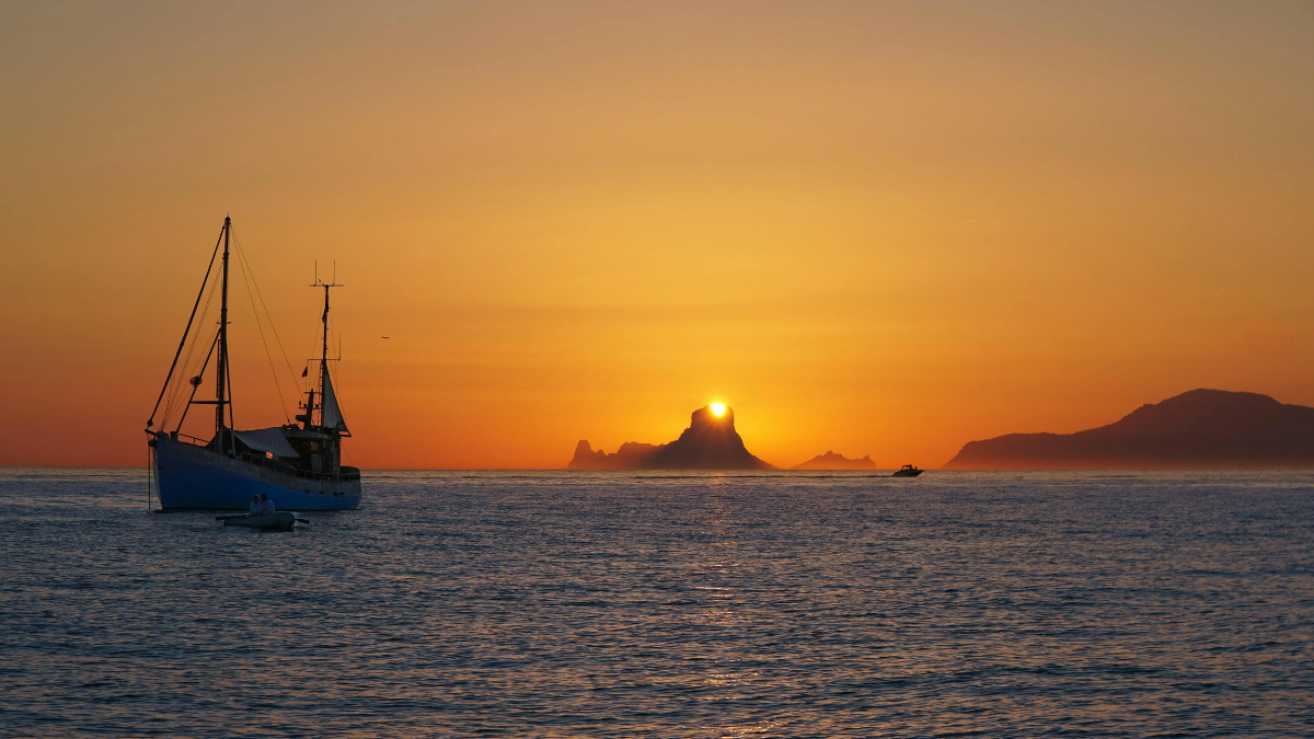 Córcega es conocida por sus hermosas playas en el mar Mediterráneo.