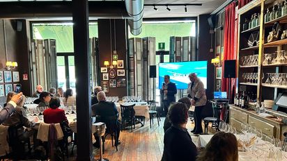 Fabián Lombardo, director comercial de Aerolíneas Argentinas, junto con Vanesa Di Martino Creide, directora del departamento de Promoción Comercial y Turismo de la Embajada Argentina en Roma reunidos junto a las agencias de viajes de Milán.