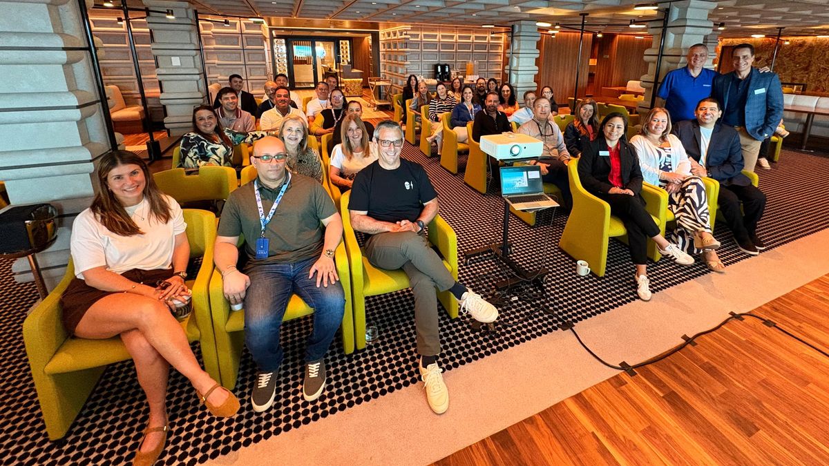 Frank Medina junto a los representantes Latam de NCL.