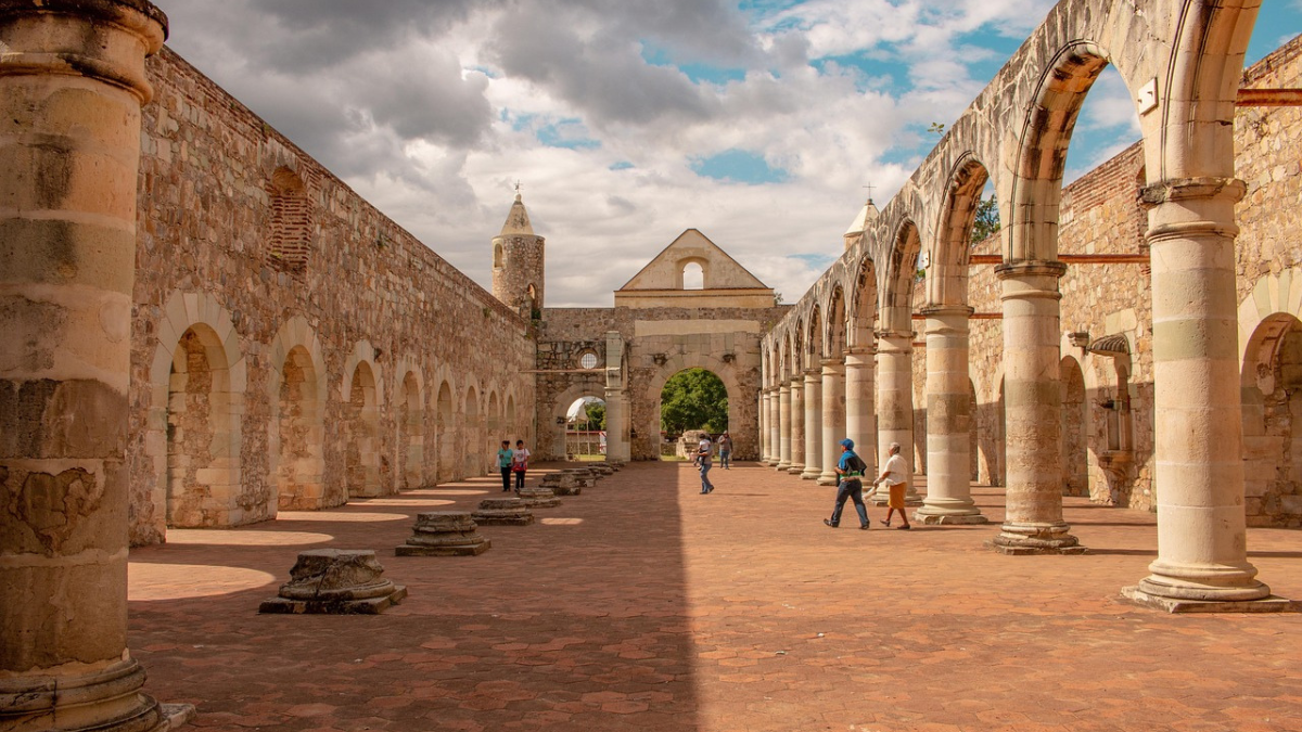Oaxaca está lleno de contrastes, explora desde su capital hasta sus playas con esta ruta.