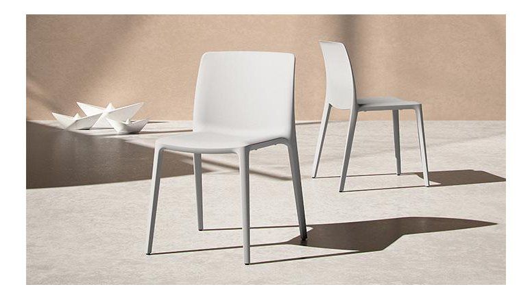 Actiu líneade sillas para el equipamiento de hoteles 100% amigable con el medio ambiente,fabricada con polipropileno, como fibra de vidrio reciclada.