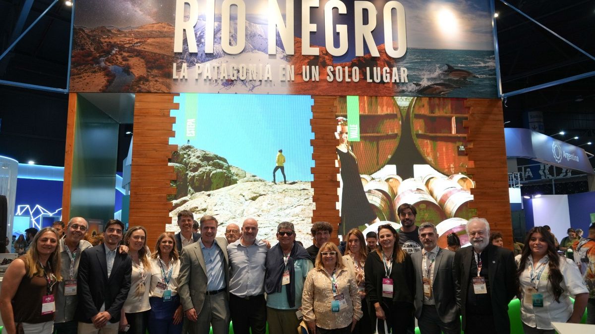 El Bolsón: personal y proveedores junto al intendente Bruno Pogliano en el stand de FIT.