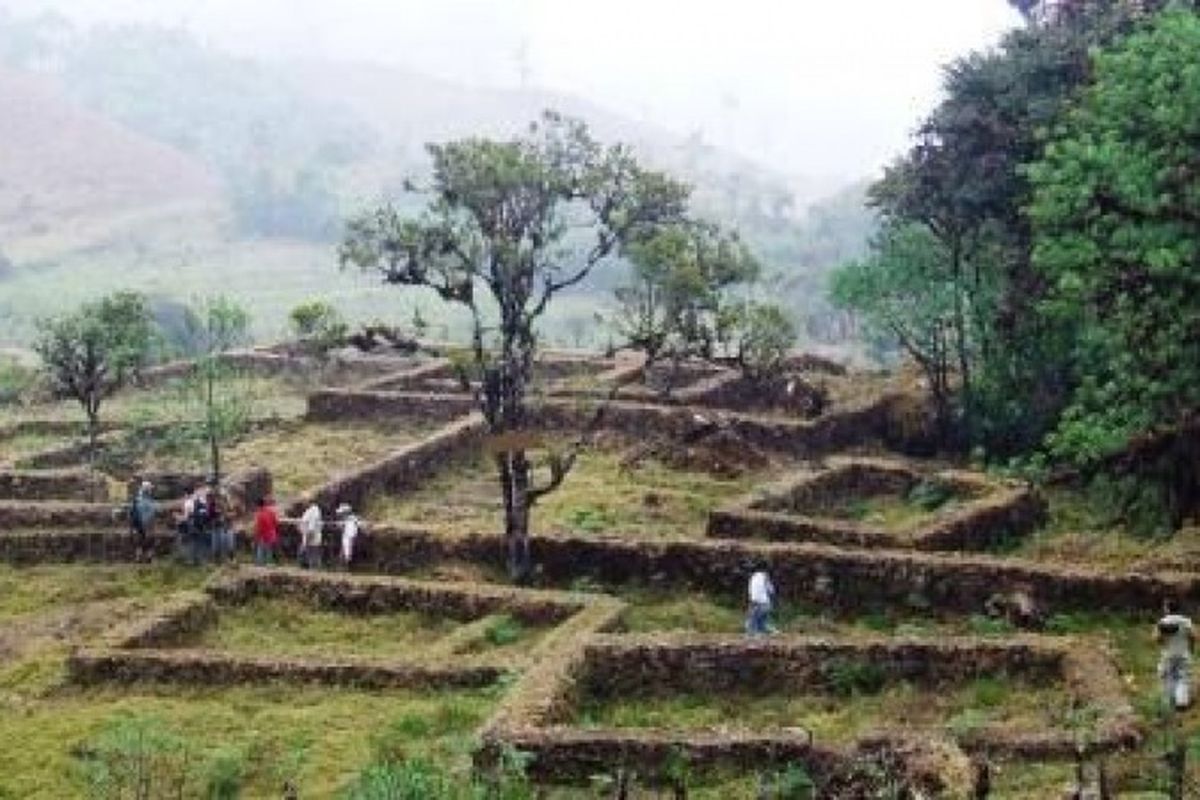 Ruina Yacuviñaiy se encuentra ubicado en la parroquia Ayapamba, del cantón Atahualpa.