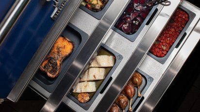 Equipamientogastronómico: nuevo modelo “Hot” de horno a brasa con cajones mantenedores detemperatura.