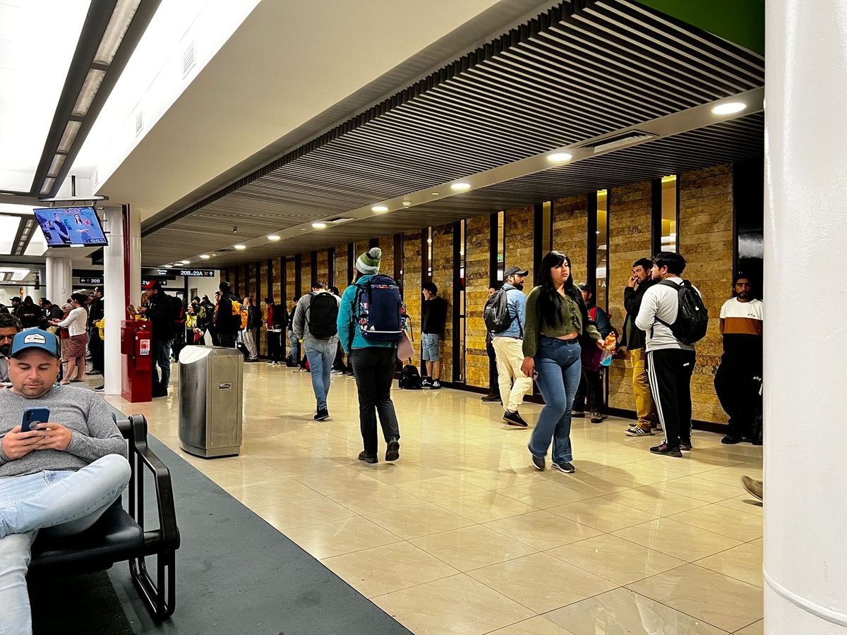 Autoridades esperan un tráfico de 432 mil pasajeros en los próximos días que ya se comienza a notar con fuerza en el aeropuerto de Santiago.