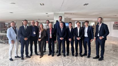 Foto de familia durante el debate de hoteles organizado por Les Roches