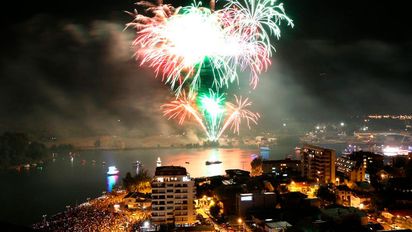 Miles de personas se congregan en la costanera para vivir la Noche Valdiviana, que este 2026 celebra su versión 108 con música en vivo y el tradicional Corso Fluvial. Valdivia.