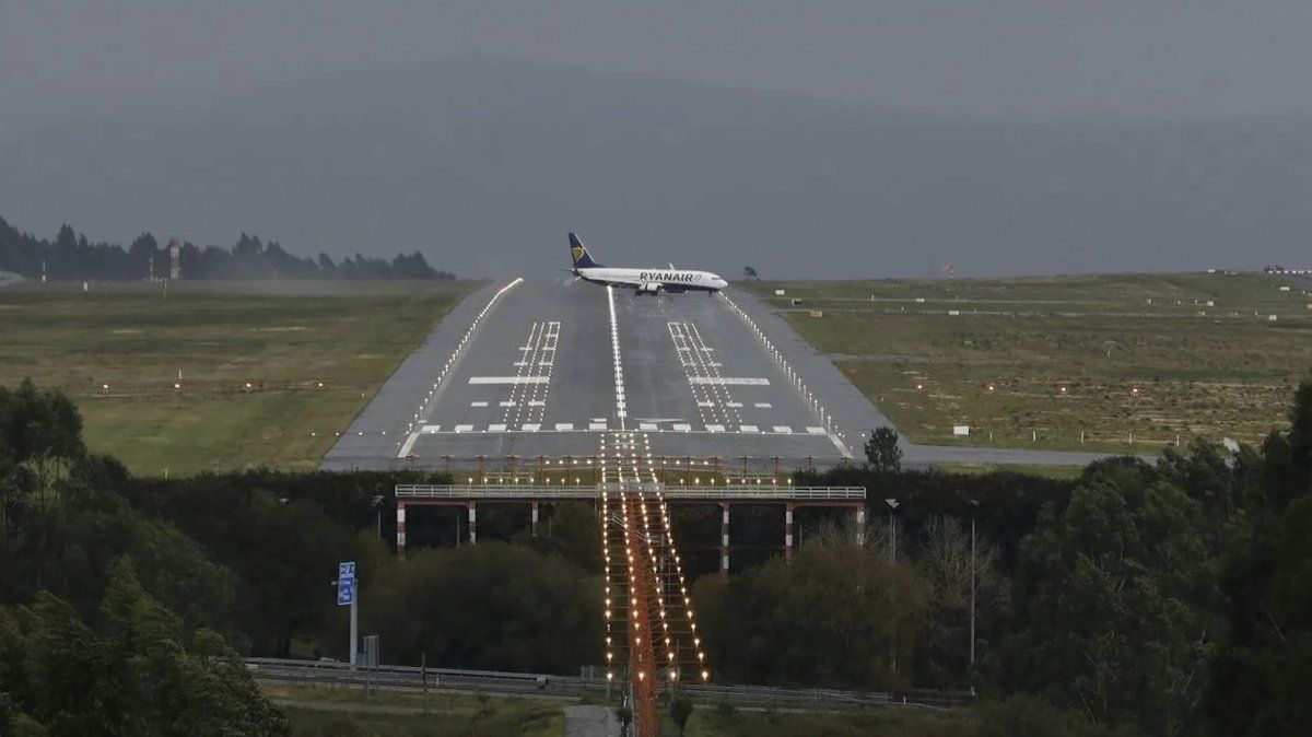 Avión de Ryanair tratando de despegar en el aeropuerto de Santiago de Compostela (Galicia).