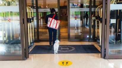 Con el programa Pet Friendly los huéspedesrecibirán un kit de bienvenida, que incluye un contenedor de agua y alimento,un bebedero plegable, una cama hipoalergénica y anti-olor, y un hueso de goma.