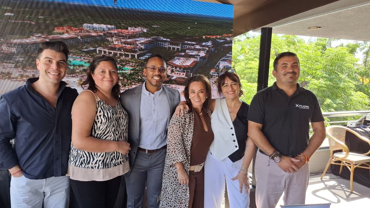 Los representantes de Lopesan junto al equipo de Pacific Reps.  