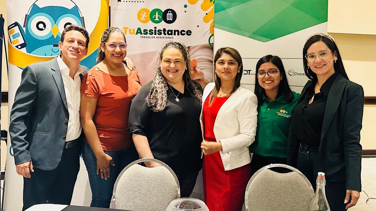 Equipo de GTT Grupo Turístico, liderado por Mariuxi Martillo, gerente región Costa (3a. der) y que incluye también a Carla León, asesora comercial de TuAssistance (2da der.), y Elizabeth Aspiazu, gerente del departamento Deluxe (1a. der.). - Ladevi Medios y Soluciones Equipo de GTT Grupo Turístico, liderado por Mariuxi Martillo, gerente región Costa (3a. der) y que incluye también a Carla León, asesora comercial de TuAssistance (2da der.), y Elizabeth Aspiazu, gerente del departamento Deluxe (1a. der.).