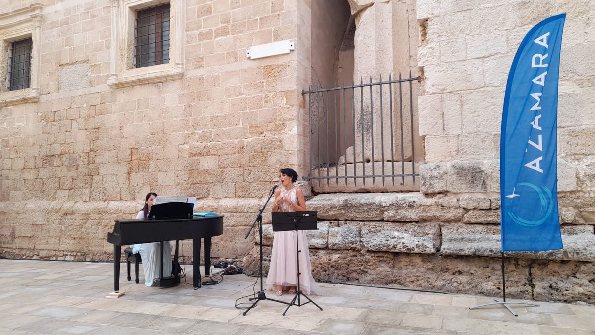 Azamara: en la Plaza Minerva los huéspedes fueron sorprendidos por famosas arias de ópera y romances populares interpretados por una soprano y un piano, como parte del AzAmazing Day Siracusa.