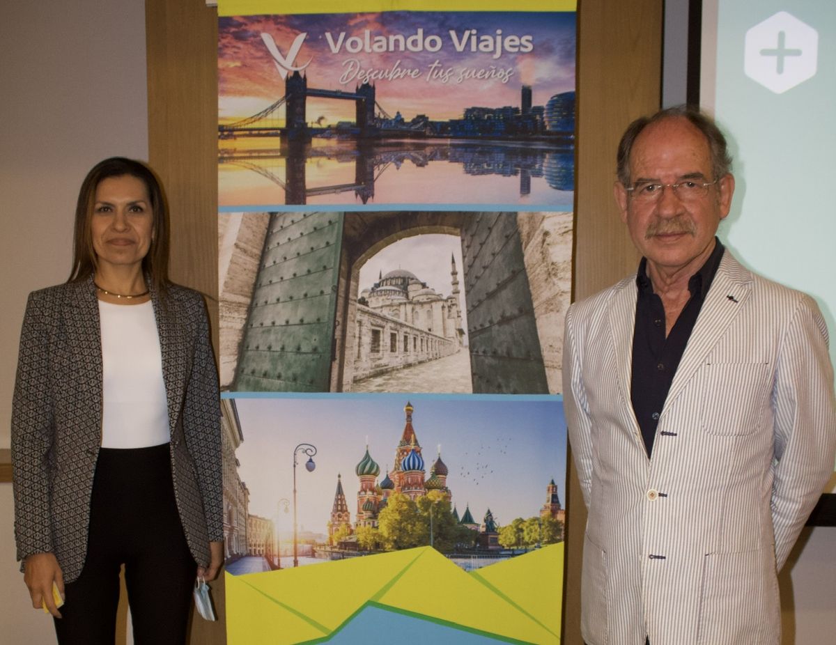 Guadalupe Sánchez, directora general de Volando Viajes; y Miguel de la Cruz, director de maseuropa.