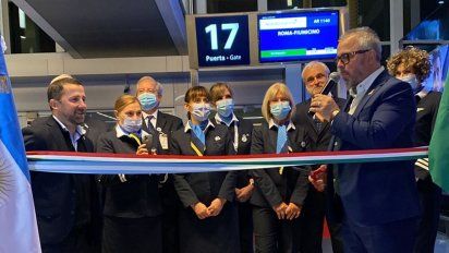 Donato de Santis en el uso de la palabra, despidiendo el vuelo de Aerolíneas Argentinas que reanuda los servicios a Roma.