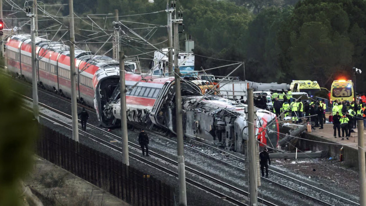 Los servicios sanitarios ayudan a las víctimas tras el accidente del tren&nbsp;