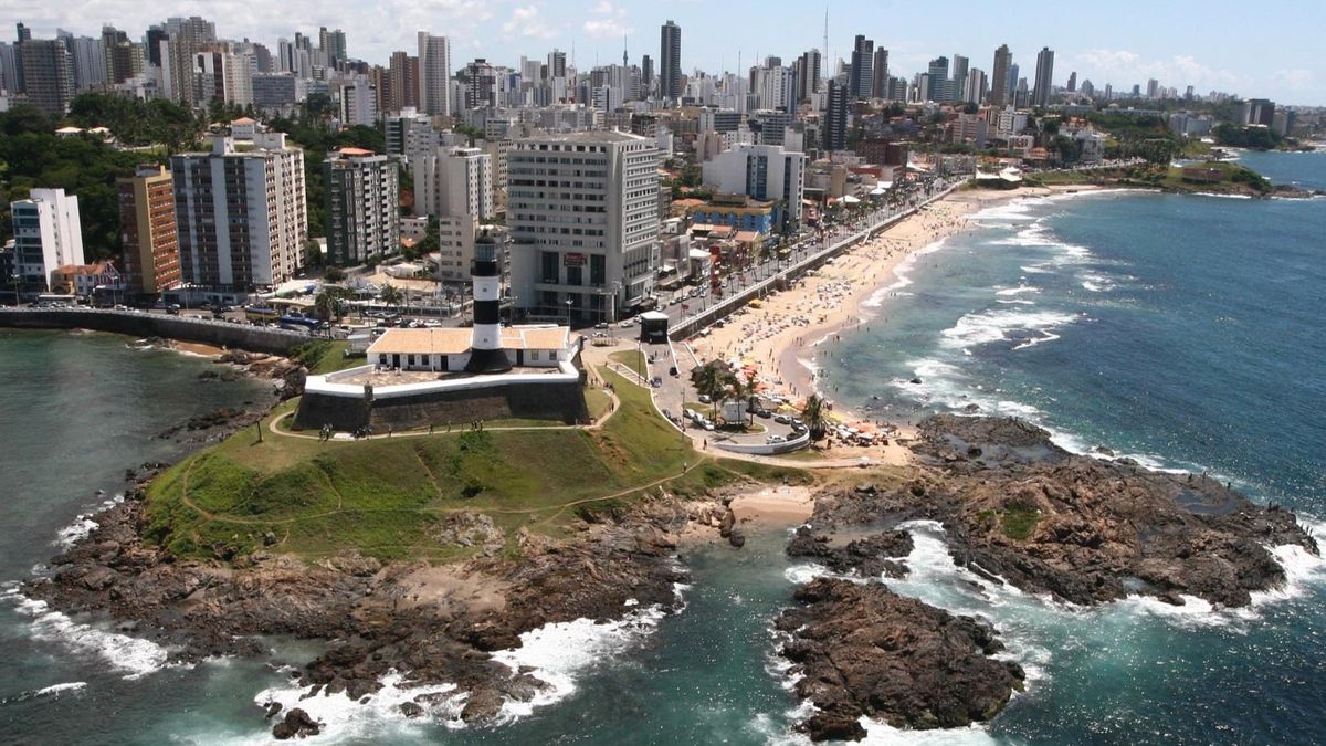 Las playas de Salvador destacan por sus aguas cálidas y paisajes tropicales.  