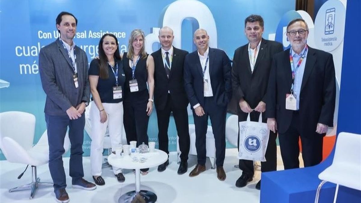 Directivos de Universal Assistance y Costa Cruceros durante la renovación del acuerdo.