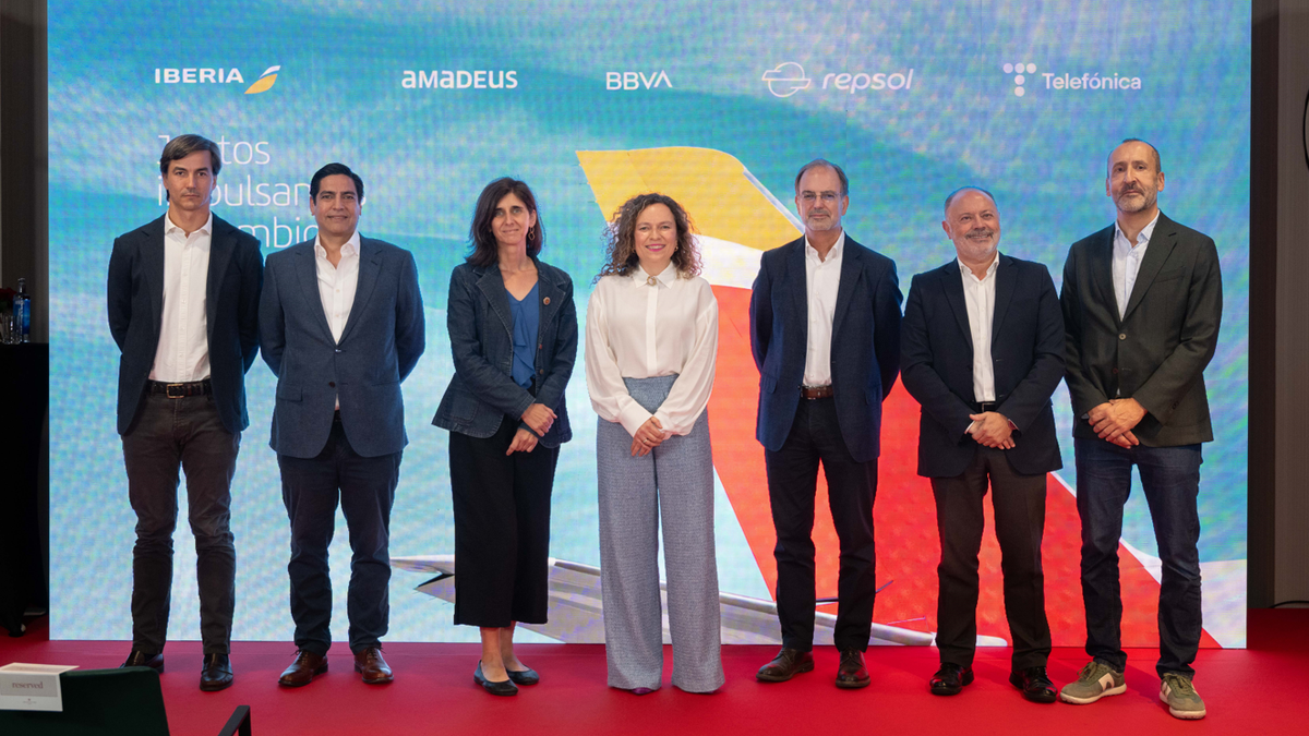 Representantes de Iberia y de las diferentes empresas colaboradoras