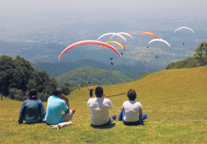 Quienes se lleguen hasta Loma Bola, podrán experimentar vuelo en parapente. Una vivencia imperdible, ideal para los amigos de la adrenalina.