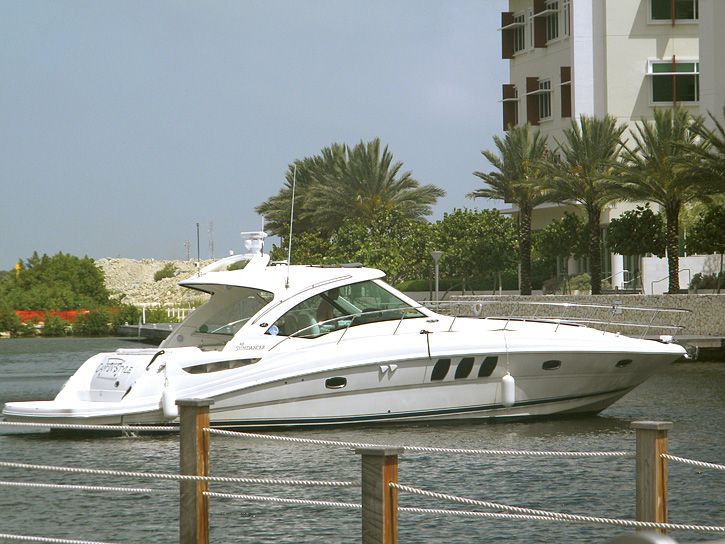 Esperando el yate privado en Camana Bay que me llevará a Stingray City a sumergirme con las rayas.