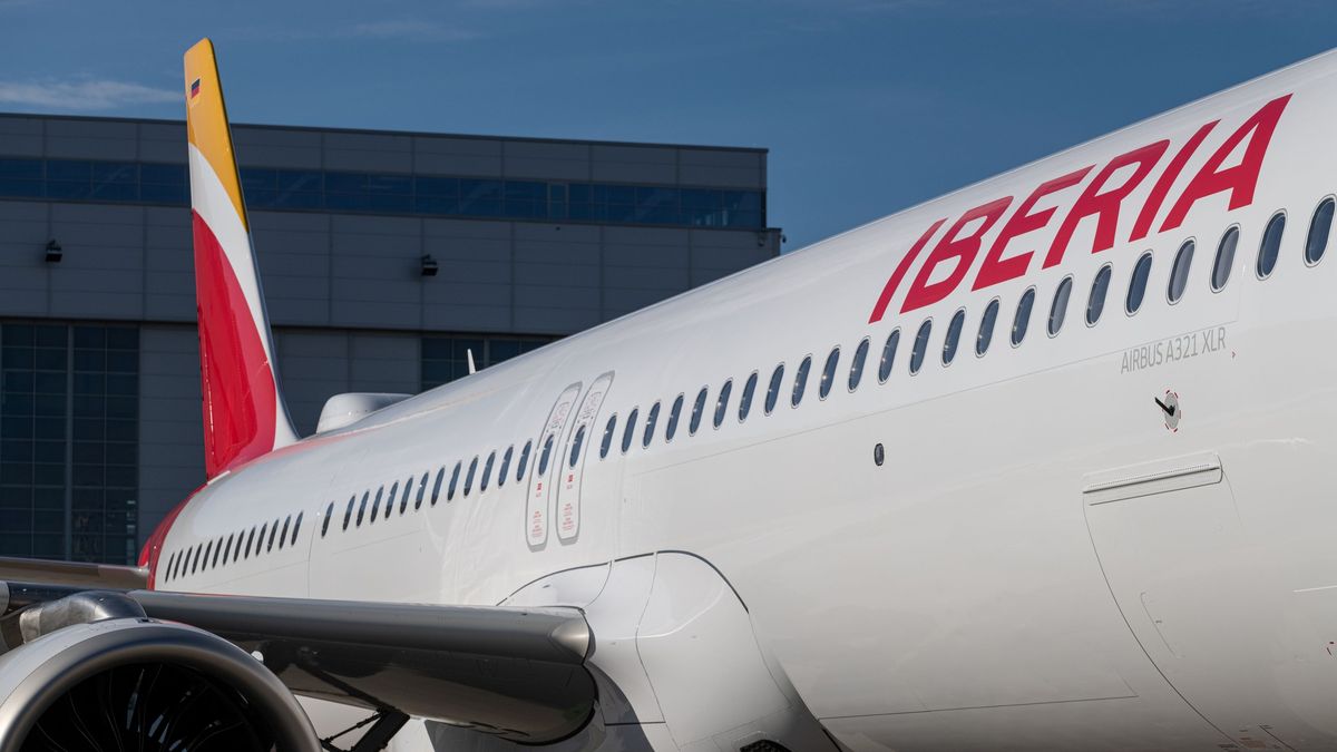 Avión de Iberia en tierra.