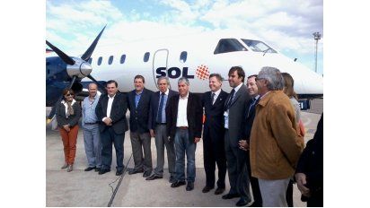 funcionarios y directivos presentes en el vuelo inaugural.
