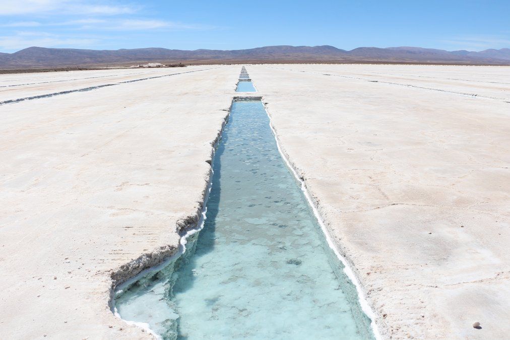 La excursión a las Salinas Grandes es una de las más originales que puede hacerse desde Salta Capital.  