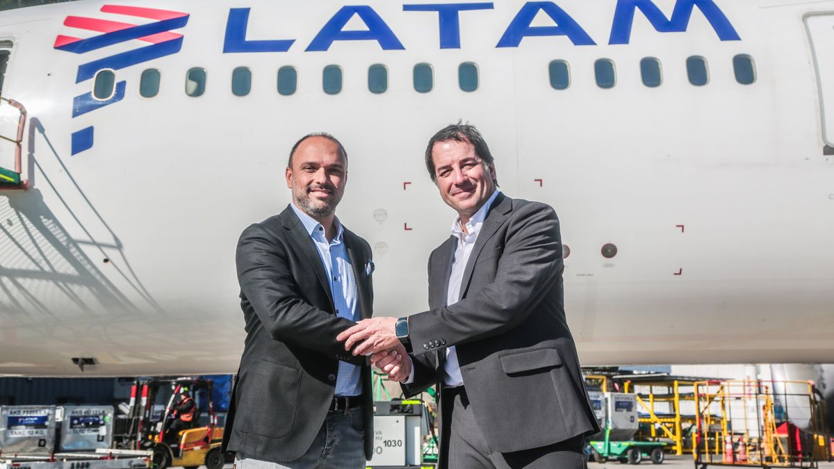 Cristián Ortiz, CEO de LATAM Pass junto a Carlos Larraín, CEO de Esmax, empresa de Aramco.