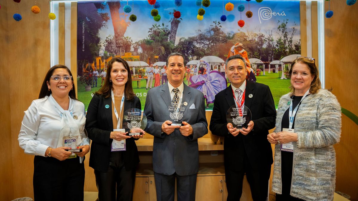 Representantes de PromPer&uacute; recibiendo los premios Travelers' Choice Awards.
