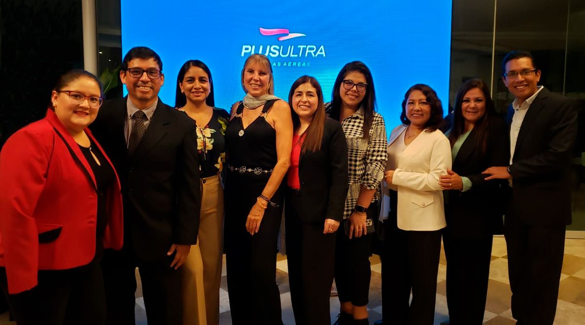Parte del equipo de Plus Ultra junto a agentes de viajes invitados.