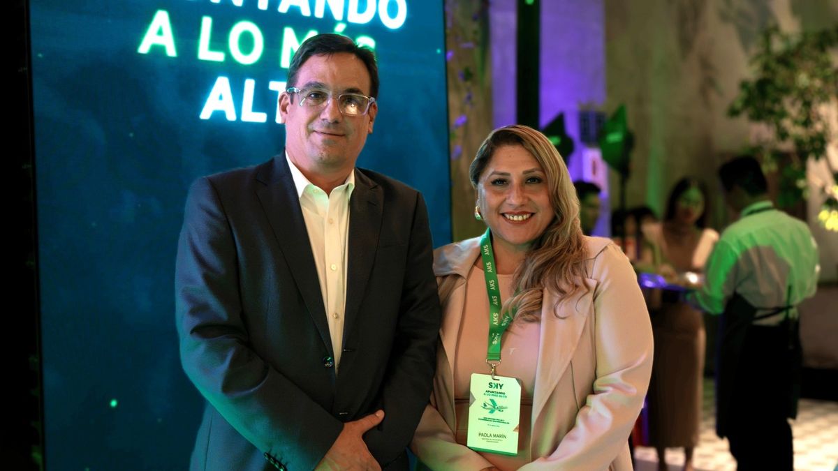 José Raúl Vargas, gerente general de Sky Airline en Perú y Paola Marín, directora general de la Dirección General de Aeronáutica Civil. José Raúl Vargas, gerente general de Sky Airline en Perú y Paola Marín, directora general de la Dirección General de Aeronáutica Civil.