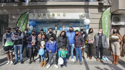 Vacaciones de Invierno, Tucumán le puso onda a esté momento que todos saben diferente y les hizo una recepción especial a las primeras familias. Las familias Berón y Beltrán, que arribaron desde Santa Fe, y los Fernández, de Córdoba, fueron las agasajadas y sorprendidas.